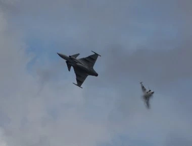 Εντυπωσιακή επίδειξη ζεύγους JAS-39 Gripen στο σουηδικό Air Show (Βίντεο)